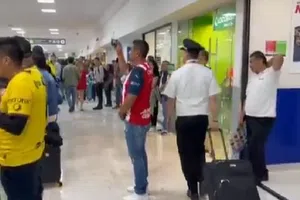 ¡Nadie se lo quiso perder! Chivahermano es captado en recibimiento de Allan Saint-Maximin