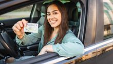 ¿Cuál es la edad mínima y los requisitos para tramitar la licencia de conducir en México?