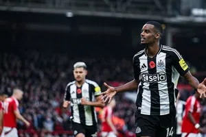 'A pure rat': La pancarta dedicada a Alexander Isak que apareció en las instalaciones de Newcastle