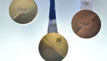 Presentan medallas de los Juegos Olímpicos de Invierno Milán-Cortina