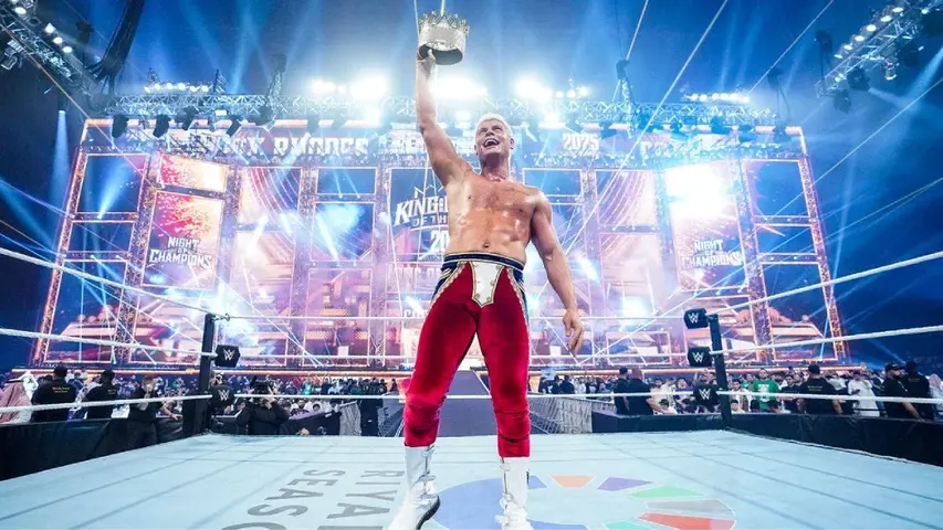 Rhodes festejando su victoria en el King of the Ring 2025 | wwe.com