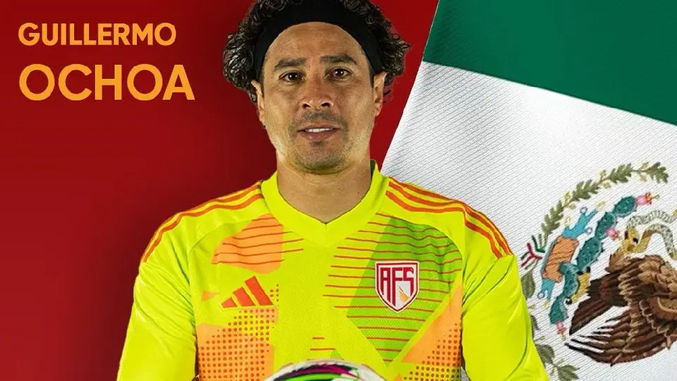Guillermo Ochoa recibe premio a la mejor atajada de la temporada en Portugal