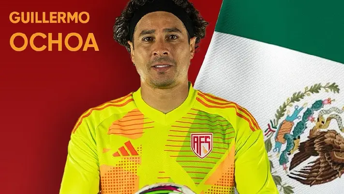 Guillermo Ochoa recibe premio a la mejor atajada de la temporada en Portugal