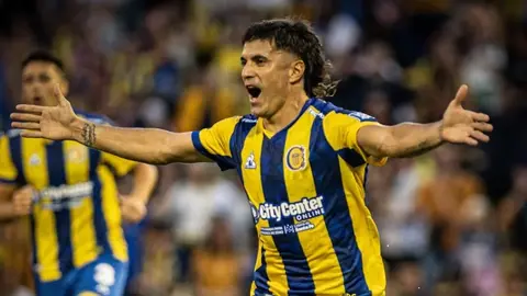 Newell's provoca polémica por suspender a niños que se tomaron foto con Malcorra, de Rosario Central