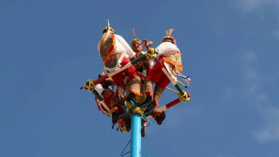 Voladores de Papantla caen al realizar ritual tradicional en Veracruz