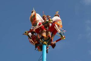 Voladores de Papantla caen al realizar ritual tradicional en Veracruz