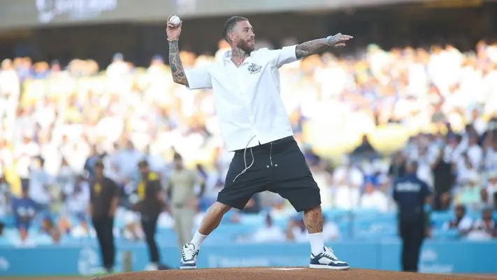 Sergio Ramos lanzó la primera bola en el juego de Dodgers vs los Padres de San Diego
