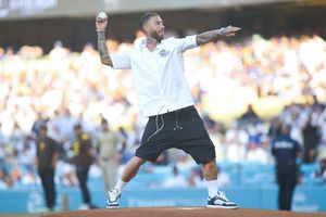 Sergio Ramos lanzó la primera bola en el juego de Dodgers vs los Padres de San Diego