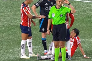 ¡Alarmas en Chivas! Richard Ledezma sale lesionado en juego ante Charlotte de Leagues Cup