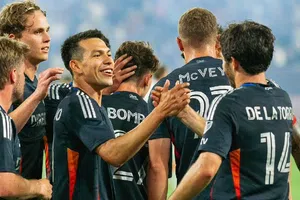 Chucky Lozano continúa en plan grande: Una asistencia más para el mexicano