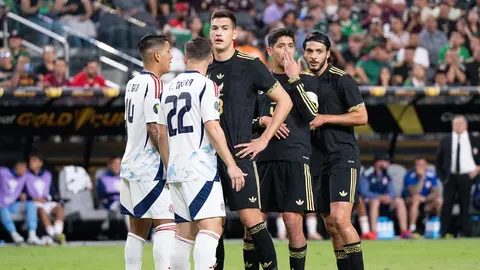 ¡Pelea entre compañeros! César Montes y Jorge Sánchez se 'encararon' en el partido de la Selección Mexicana