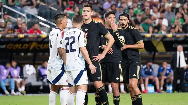 ¡Pelea entre compañeros! César Montes y Jorge Sánchez se 'encararon' en el partido de la Selección Mexicana