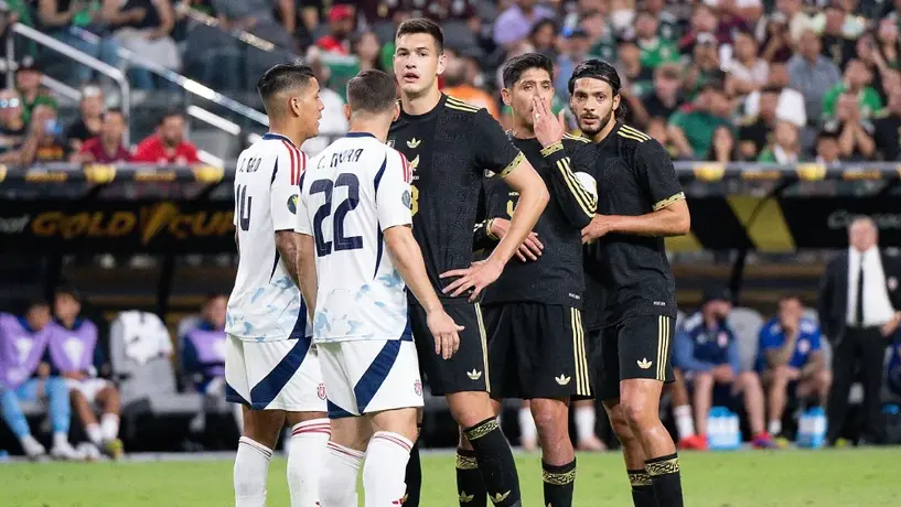 ¡Pelea entre compañeros! César Montes y Jorge Sánchez se 'encararon' en el partido de la Selección Mexicana