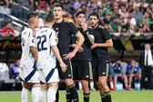 ¡Pelea entre compañeros! César Montes y Jorge Sánchez se 'encararon' en el partido de la Selección Mexicana