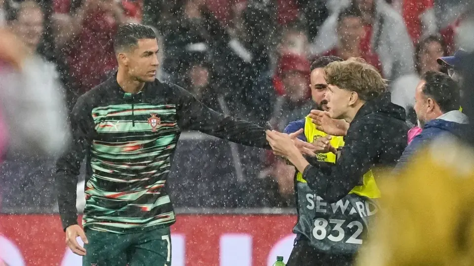 Cristiano Ronaldo esquiva a aficionado que invadió cancha para tomarse foto con él