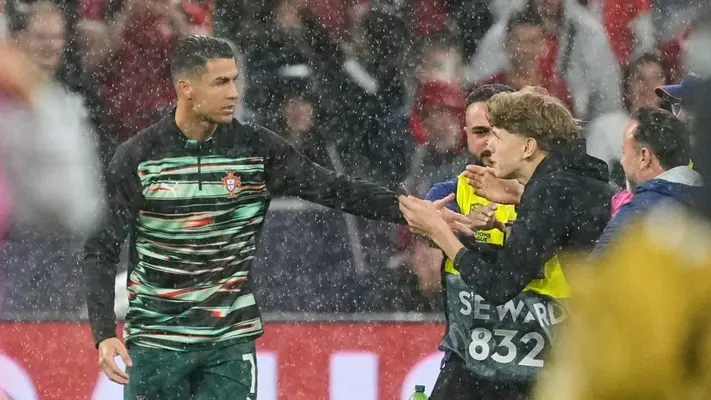 Cristiano Ronaldo esquiva a aficionado que invadió cancha para tomarse foto con él