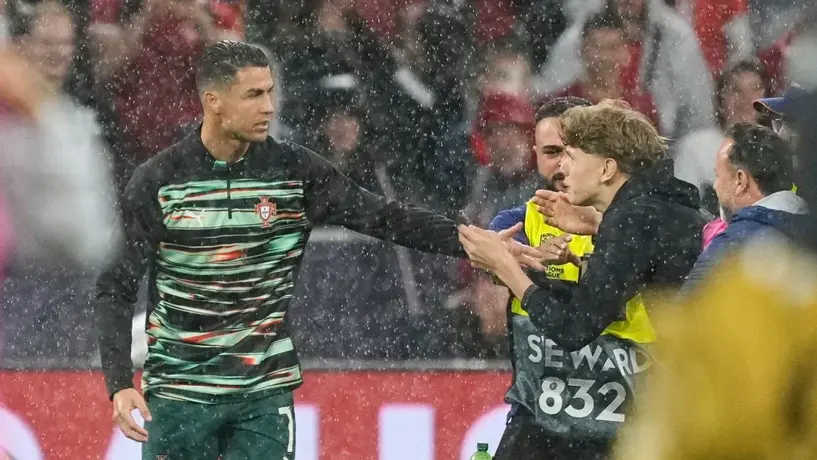 Cristiano Ronaldo esquiva a aficionado que invadió cancha para tomarse foto con él