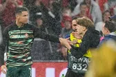 Cristiano Ronaldo esquiva a aficionado que invadió cancha para tomarse foto con él