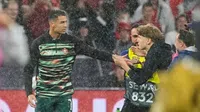 Cristiano Ronaldo esquiva a aficionado que invadió cancha para tomarse foto con él