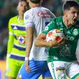 Iván Moreno, jugador de León, le regala playera de La Fiera a un pequeño en firma de autógrafos