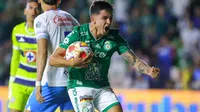 Iván Moreno, jugador de León, le regala playera de La Fiera a un pequeño en firma de autógrafos