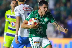 Iván Moreno, jugador de León, le regala playera de La Fiera a un pequeño en firma de autógrafos