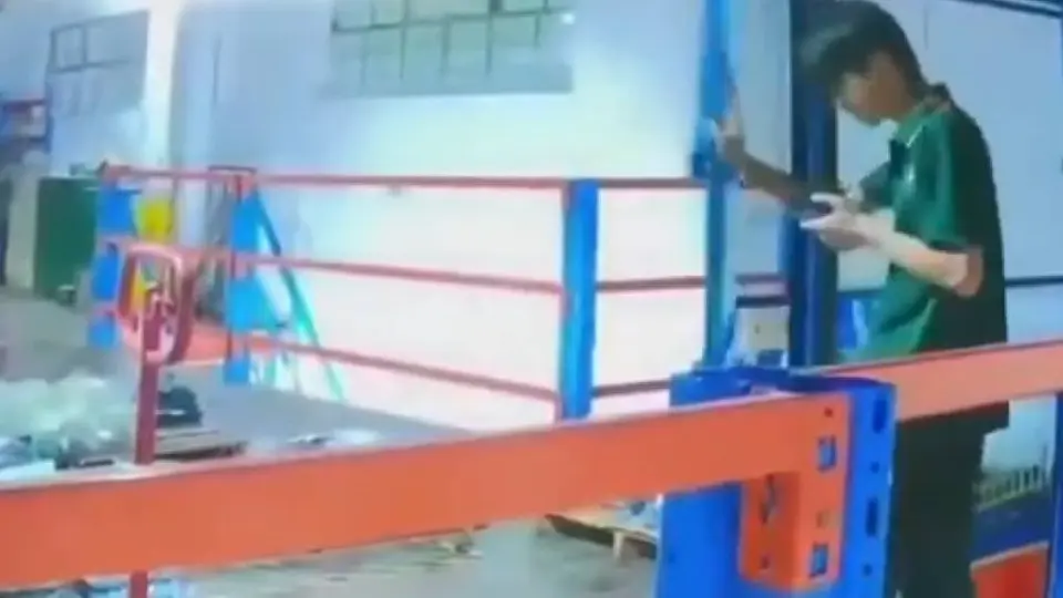 Empleado distraído con su celular cae por el hueco de un elevador industrial
