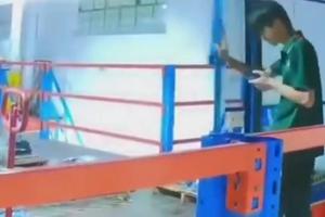 Empleado distraído con su celular cae por el hueco de un elevador industrial