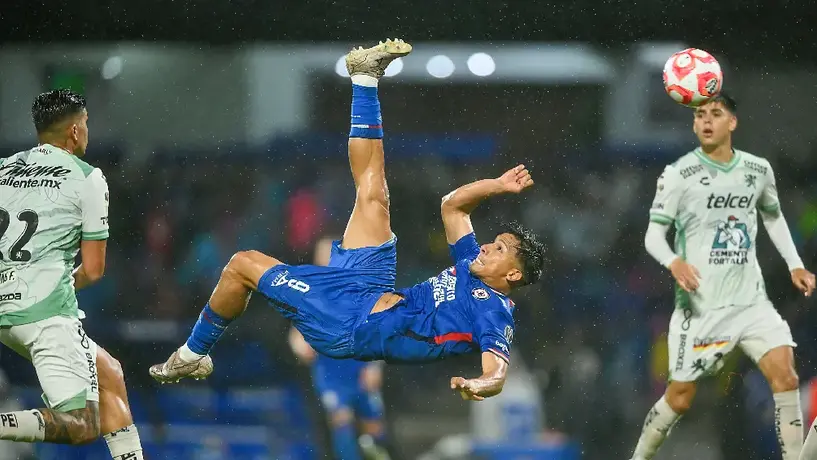 Ángel Sepúlveda marca golazo de chilena para comandar la victoria de Cruz Azul sobre León