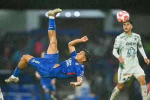 Ángel Sepúlveda marca golazo de chilena para comandar la victoria de Cruz Azul sobre León