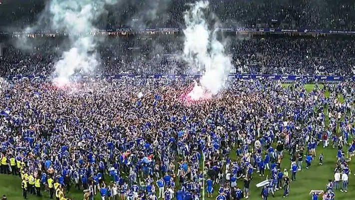 ¡Explotó el Tartiere! La afición invadió el campo tras la victoria del Oviedo para conseguir el ascenso a LaLiga
