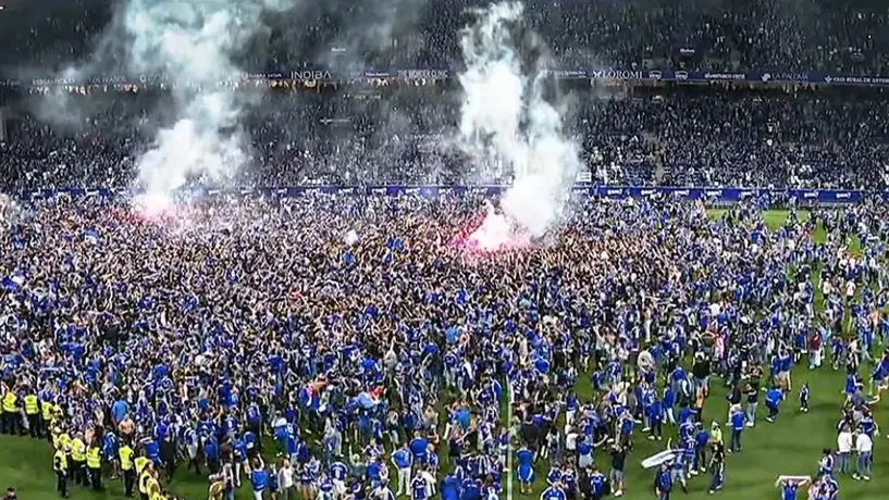 ¡Explotó el Tartiere! La afición invadió el campo tras la victoria del Oviedo para conseguir el ascenso a LaLiga