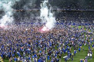 ¡Explotó el Tartiere! La afición invadió el campo tras la victoria del Oviedo para conseguir el ascenso a LaLiga