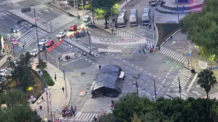 Sigue el bloqueo en Reforma e Insurgentes; ya va para 20 horas