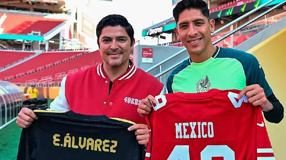 Edson Álvarez presume jersey de los 49 de San Francisco en el Levi's Stadium