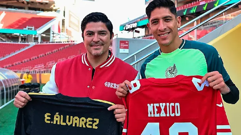 Edson Álvarez presume jersey de los 49 de San Francisco en el Levi's Stadium