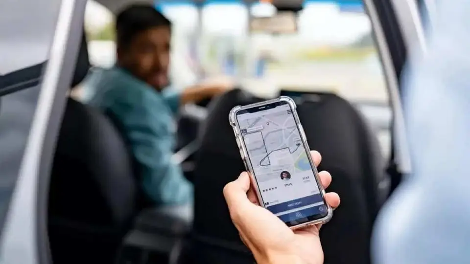 Hijo de famoso actor de Televisa trabaja como taxista tras pelearse con su papá
