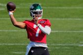 ¡Alarmas encendidas! Justin Fields abandonó práctica de Jets por aparente lesión