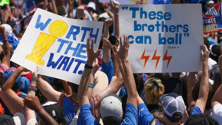 Aficionados del Thunder celebran título de la NBA con un desfile tras años de desilusión