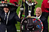 Gianni Infantino sorprende al usar el sombrero de Caramelo, el famoso aficionado de México