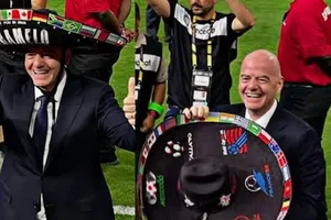 Gianni Infantino sorprende al usar el sombrero de Caramelo, el famoso aficionado de México