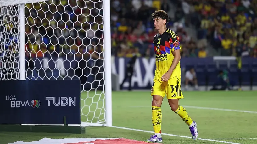 ¡De cárcel! La dura entrada de Igor Lichnovsky a Helinho en el Campeón de Campeones