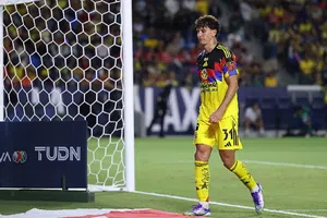 ¡De cárcel! La dura entrada de Igor Lichnovsky a Helinho en el Campeón de Campeones