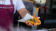 Salsas en puestos de comida afuera del Metro CDMX tienen bacterias fecales, según IPN