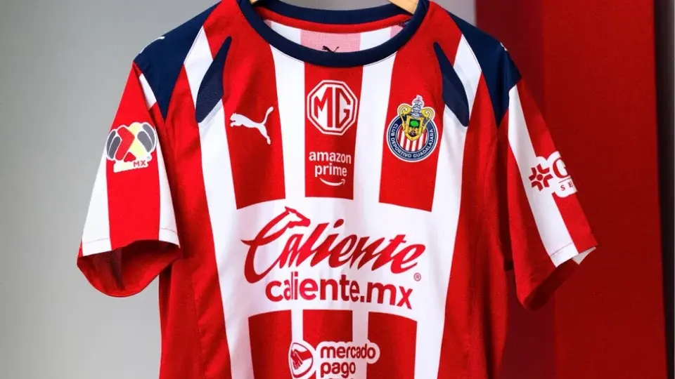 Afición de Chivas rechaza la nueva playera del equipo: "muchos patrocinios, cero refuerzos"