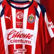 Afición de Chivas rechaza la nueva playera del equipo: "muchos patrocinios, cero refuerzos"