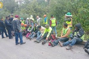 Camioneta con trabajadores del Tren Interurbano cae a una barranca en Álvaro Obregón