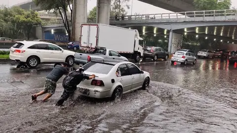 Fuertes lluvias en CDMX: calles inundadas y autoridades refuerzan medidas