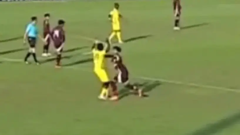 ¡Se volvió loco! Stephano Carrillo se perderá las Semifinales por agredir a un rival