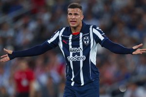 ¿Confirma salida de Deossa? Torrent esquiva pregunta sobre futuro del colombiano